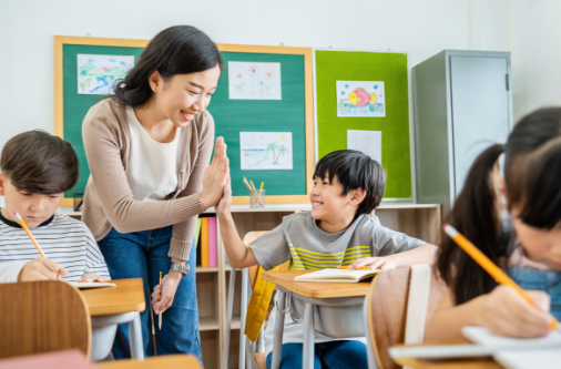学校の先生と子ども